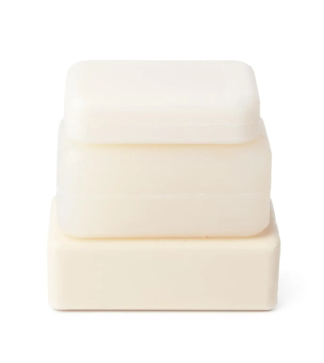 Weißes Seifenstück, freigestellt vor weißem Hintergrund